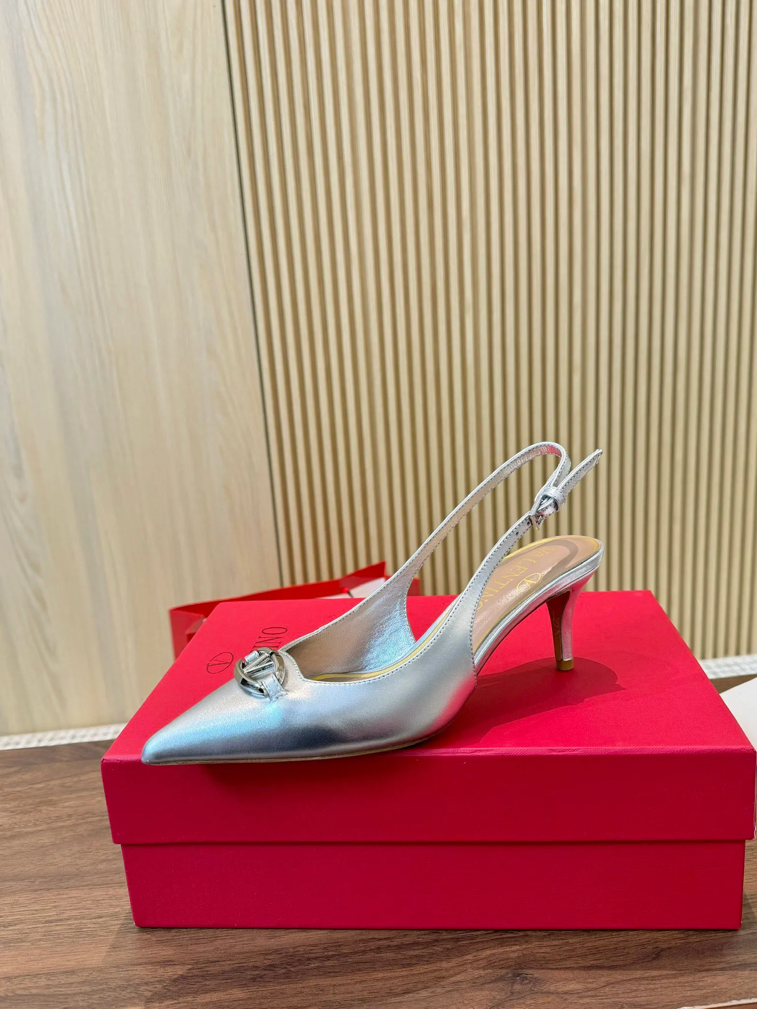 👟👟Ex-factory price 440👟👟 Genuine leather sole +40 Top version 𝑉𝐴𝐿𝐸𝑁𝑇𝐼𝑁𝑂 Valentino new spring and summer women's back hollow new sandals. The new generation of unique small "V" buckle brings out a full sense of luxury. The new season will live up to expectations! Worth buying★Absolutely high-grade❥Original method, Absolutely sensual❥Elegant style, creating a different feeling, simple and elegant style!  Code number: 35-41 (34-42 customized, non-returnable) Fabric: Imported matte cowhide Inner feet: Inner sheepskin Heel height: 3 types Heel height: 3cm➕6.5cm➕9.5cm